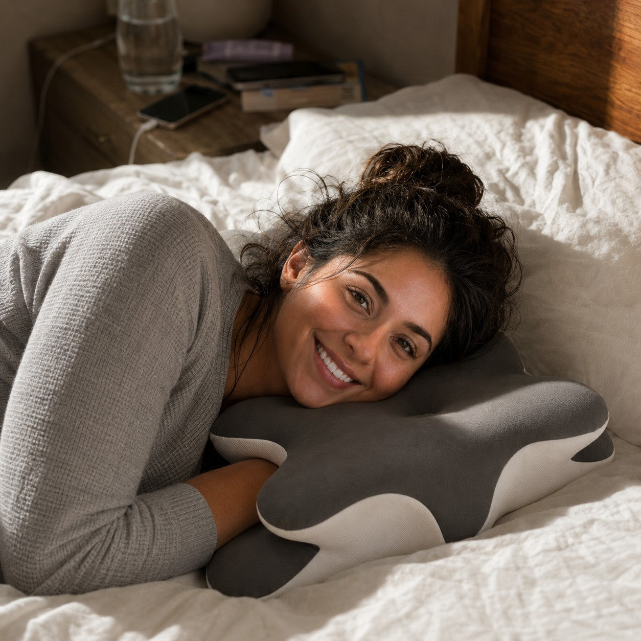 Woman relaxed and smiling on the Numa contour pillow